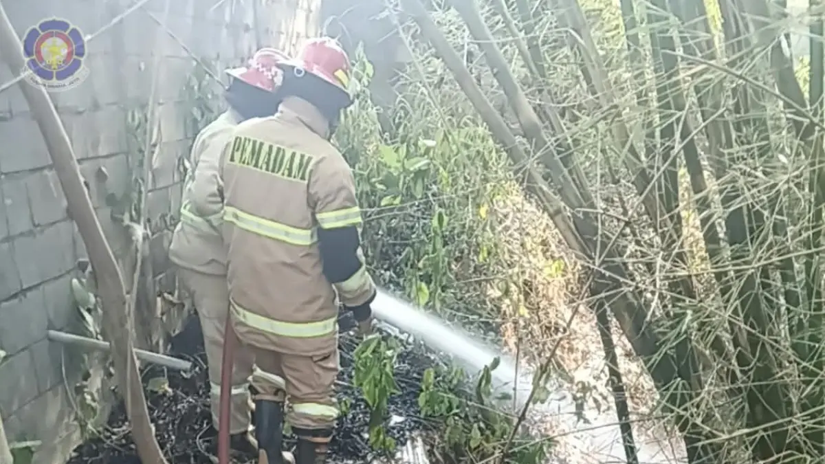Petugas Damkar Kabupaten Malang memadamkan api di erumahan Graha Sejahtera, Jalan Raya Klandungan, Desa Landungsari, Kecamatan Dau, Kamis (20/8). (Dokumen Damkar Kabupaten Malang)