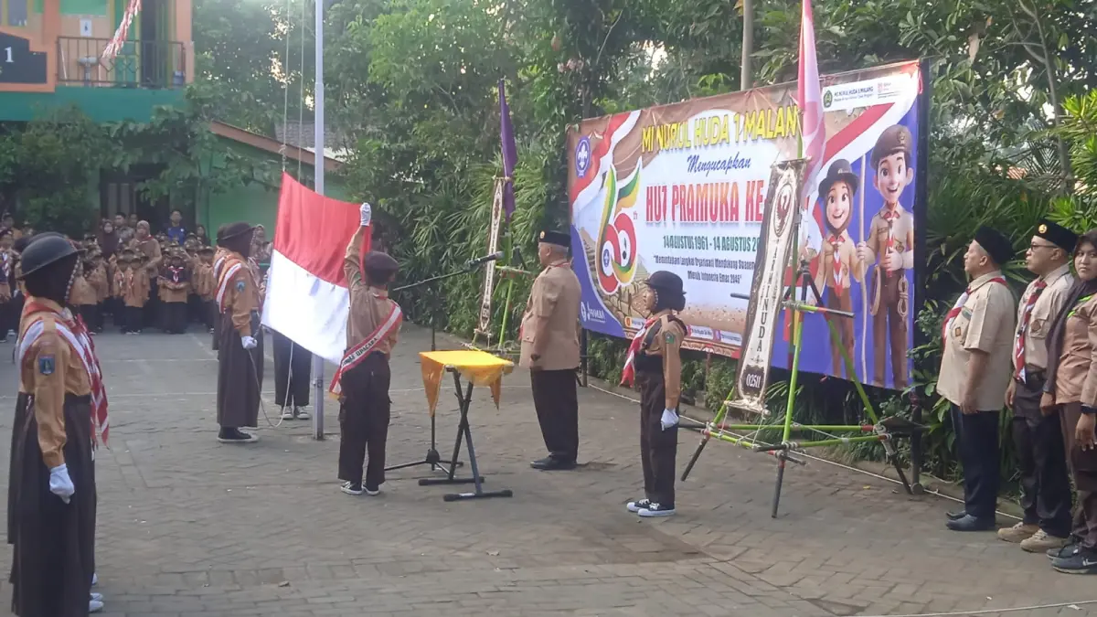 SEMANGAT: Siswa dan guru MI Ma’arif Nurul Huda saat peringatan Hari Pramuka Nasional di halaman madrasah, kemarin.