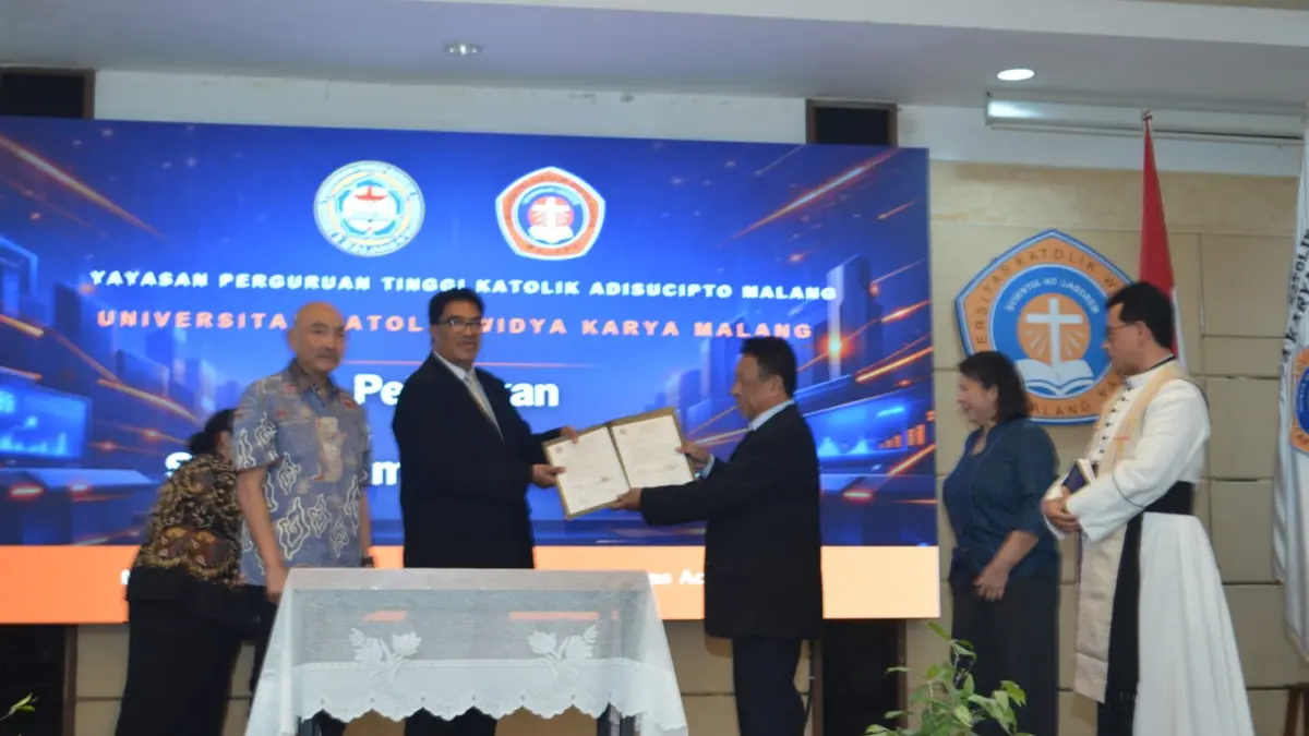 SERAH TERIMA: Rektor Universitas Katolik Widya Karya resmi berganti pada  Kamis (20/8).