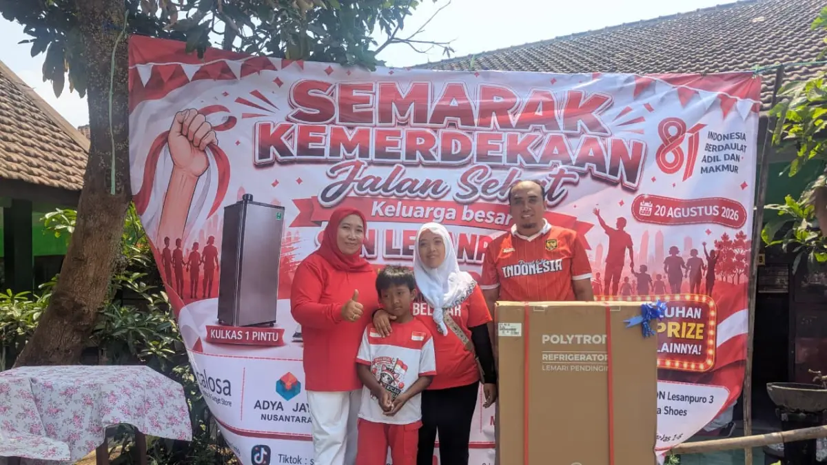 TERBAIK: Pemberian hadiah utama kepada salah satu siswa bersama wali murid SDN Lesanpuro 3 Kota Malang