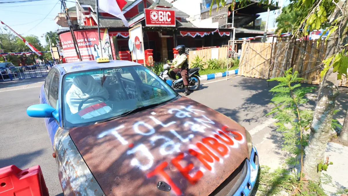 BELUM TUNTAS: Warga RW 12 Perumahan Griyashanta masih memblokade akses di gerbang utama hingga kemarin. (Darmono/Radar Malang)