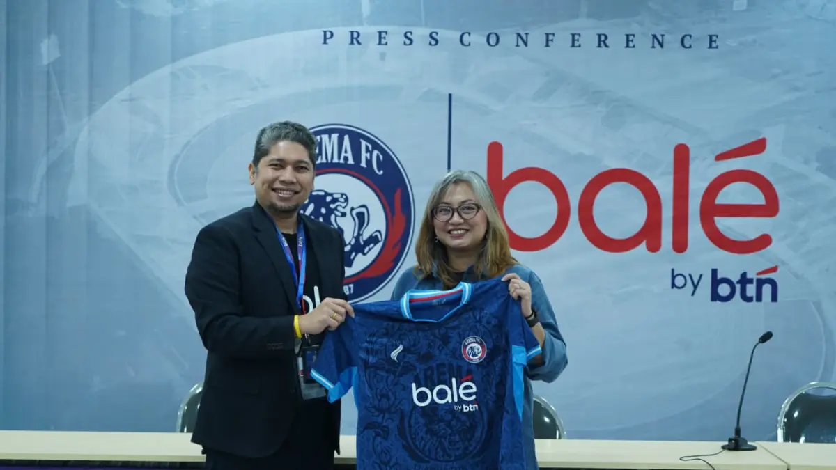 Branch Manager BTN Malang Hans M. Hutasoit (kiri) dan Chief Business & Commercial Officer (CBO) Arema FC Irma Prianti (kanan) menjalin kerja sama sponsor utama untuk musim 2026/2027 di Stadion Kanjuruhan, Kecamatan Kepanjen, Sabtu (22/8). (MO Arema FC)