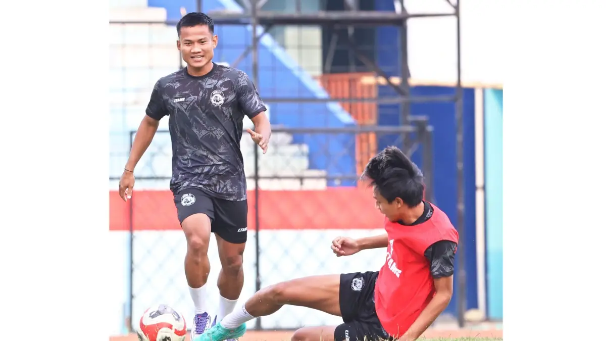 CARI TANTANGAN BARU: Bayu Setiawan (kiri) menjalani sesi latihan bersama Arema FC sebelum dipinjamkan ke RANS Nusantara. 
