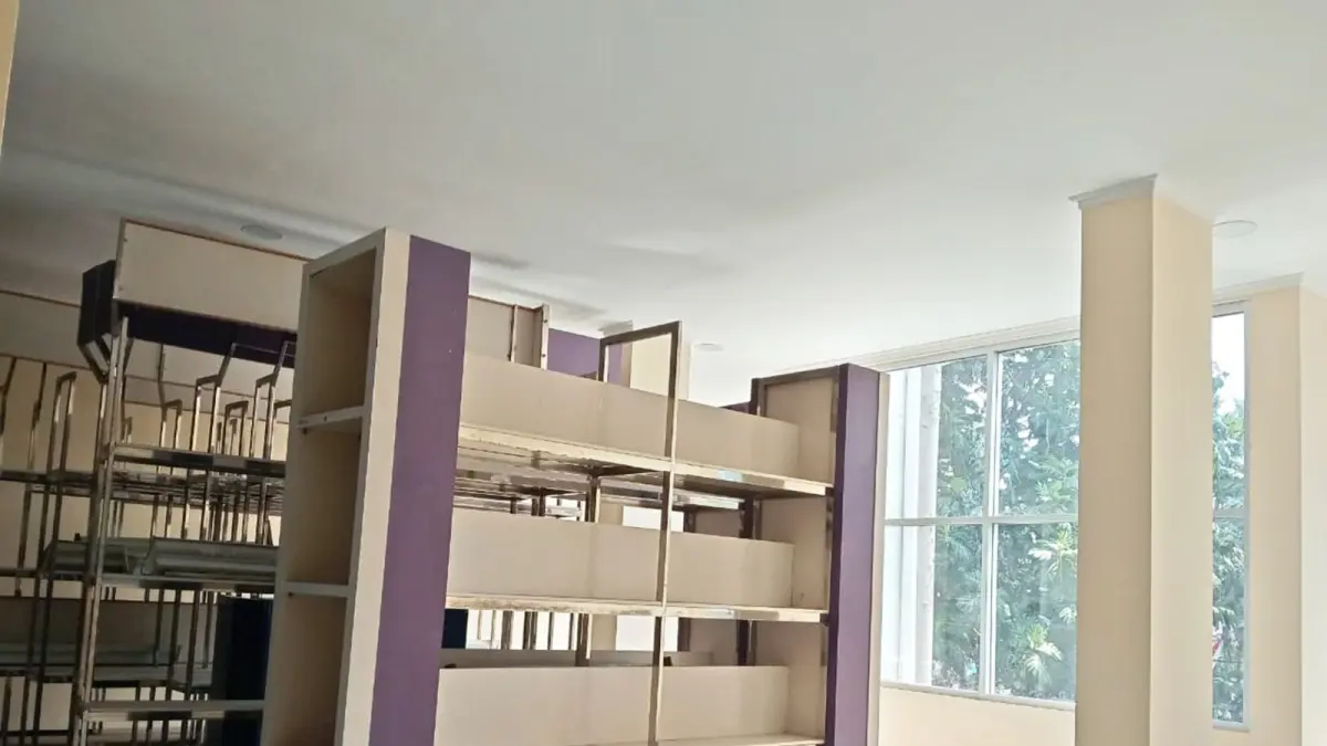 DALAM PERBAIKAN: Ruang Referensi di Lantai 2 Perpustakaan Umum Kota Malang direnovasi sejak Juli