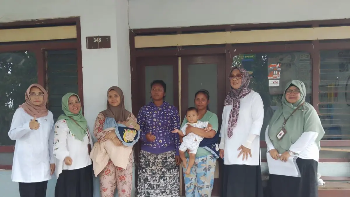 DEMI KESEJAHTERAAN: Kepala Dinsos Kabupaten Malang Pantjaningsih Sri Redjeki bersama beberapa warga penerima bantuan.