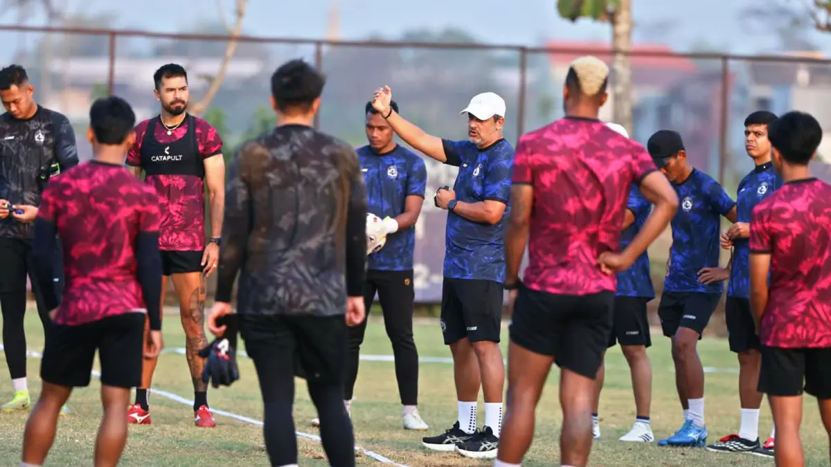 FOKUS: Pelatih Kepala Arema FC Marcos Santos (tengah) memberikan arahan dalam sesi latihan tim di Stadion Gajayana, pekan lalu.