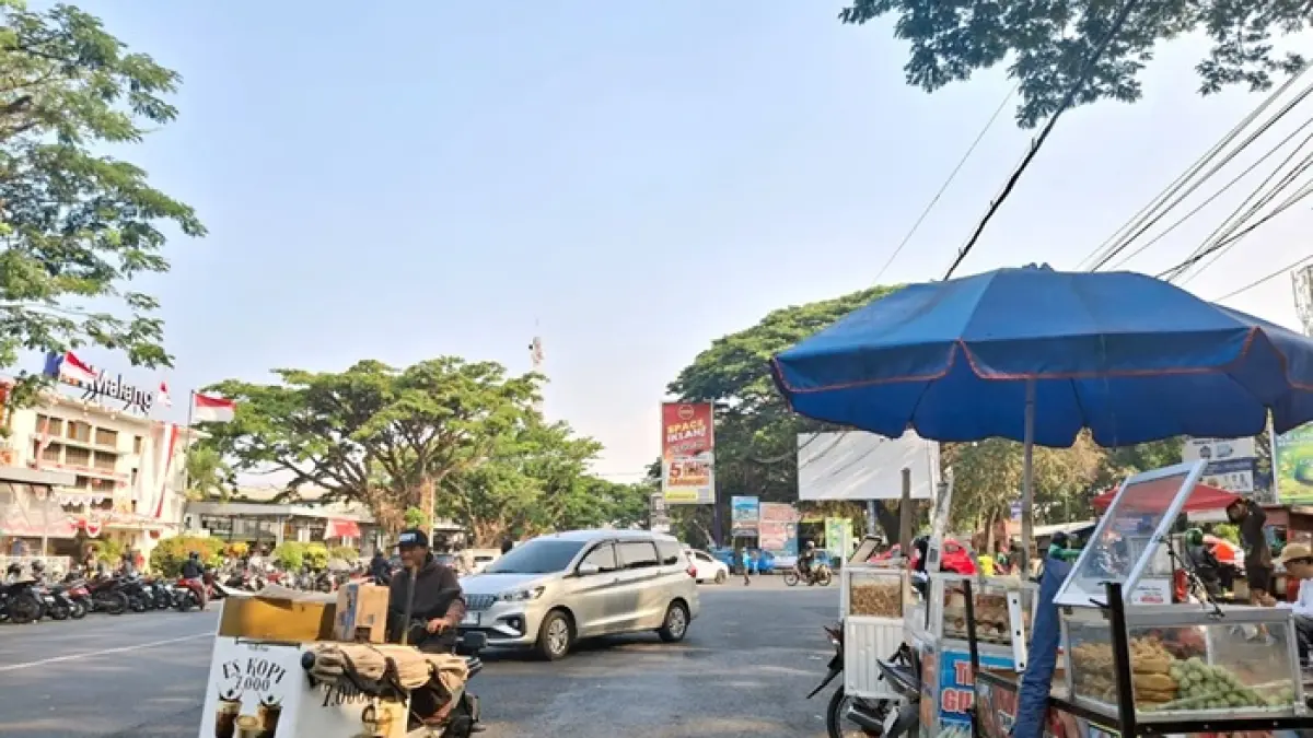 GANGGU LALIN: Jalan Trunojoyo atau kawasan di depan Stasiun Malang pintu barat bakal diawasi pemkot karena maraknya PKL. (Nabila Amelia/Radar Malang)