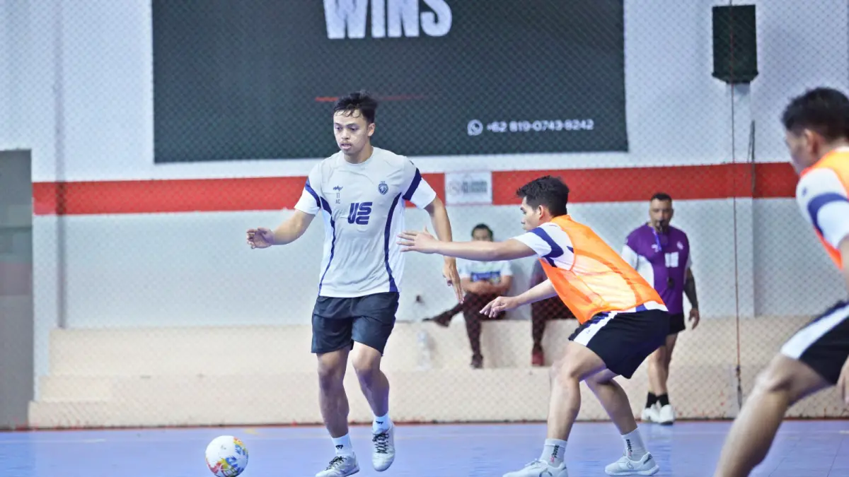 KANDIDAT: Anton Cahyo (kiri) berusaha lepas dari kawalan Andres Dwi Persada dalam sesi latihan di Unggul Sports Center, 18 Agustus lalu.