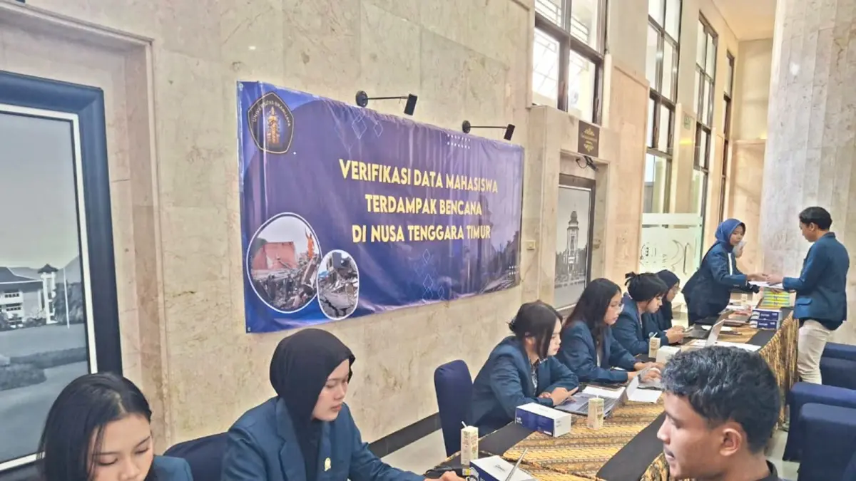 LAKUKAN VERIFIKASI: Anggota Dirjen Kesejahteraan Mahasiswa Eksekutif Mahasiswa (EM) UB melakukan pendataan kepada mahasiswa NTT yang terdampak gempa kemarin.