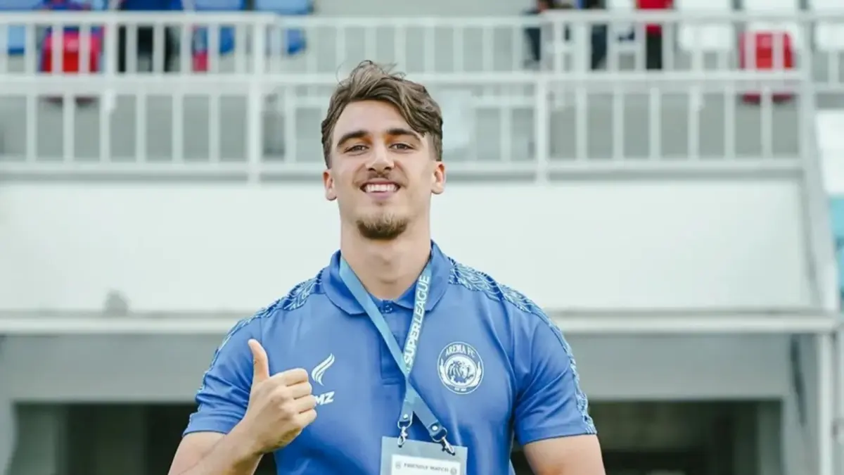 Mauro Ziljstra menggunakan jersey Arema. Sumber: Instagram/@aremafcofficial.