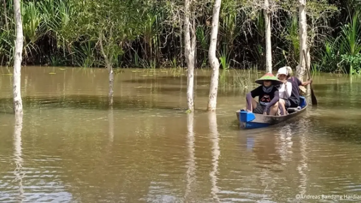 PEDULI: Aktivitas memasang dan memeriksa tajur dan bubu - alat penangkap ikan tradisional - yang umum digunakan nelayan sungai di Belitung Timur. Foto: Andreas Bandang Hardian - FKH UB