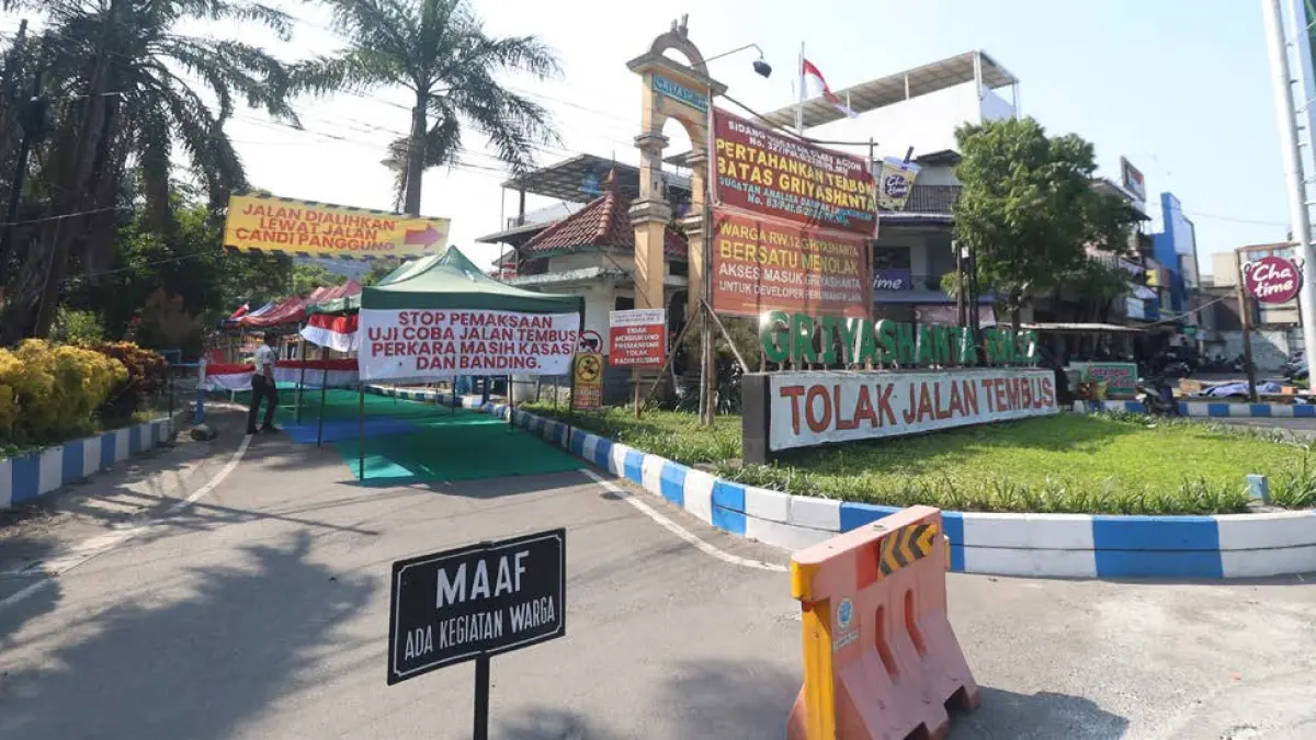 PERLAWANAN WARGA: Selain barikade, warga RW 12 Perumahan Griyashanta juga mendirikan pos khusus di pintu masuk utama.