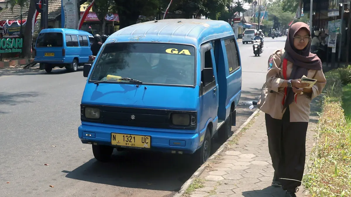 PERSIAPAN AKHIR: Salah satu angkot menepi di Jalan S.Supriadi, Kecamatan Sukun, kemarin. (Darmono/Radar Malang)