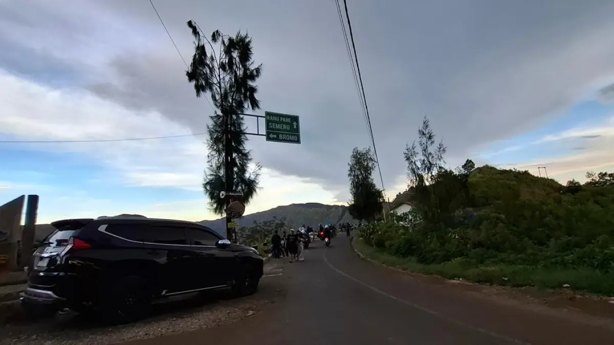 SUDAH DIBUKA: Kendaraan wisatawan melintasi pintu wisata Bromo dari Poncokusumo, Kabupaten Malang kemarin (21/8).