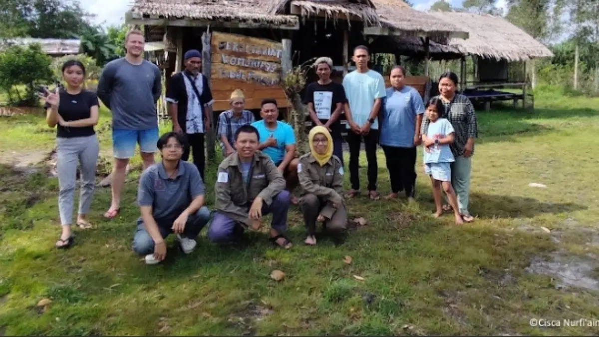 TELUSUR: Tim WRC Jogja - FKH UB bersama dengan Nasidi, ketua komunitas, dan sebagian anggota Komunitas Tebat Rasau di Pondok Sekretariat Komunitas Tebat Rasau. Foto: Cisca Nurfi