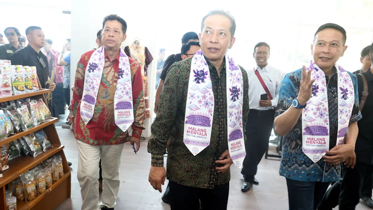TERKESAN: Menteri Koperasi Ferry Juliantono didampingi Wali Kota Malang Wahyu Hidayat melihat produk-produk UMKM di Gedung Kartini, kemarin. (Darmono/Radar Malang)