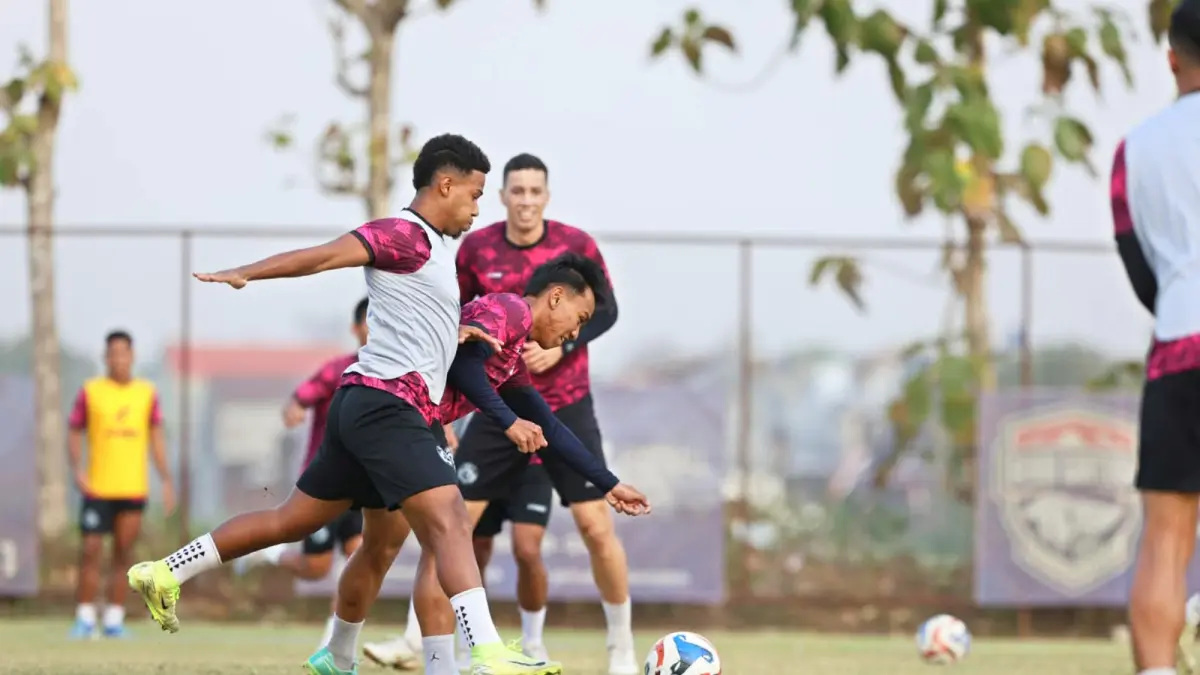 WAJIB KERJA KERAS: Gabriel Silva (kiri) berusaha menghadang Arkhan Fikri dalam sesi latihan di Dreams Football Pitch, Kamis lalu (20/8).