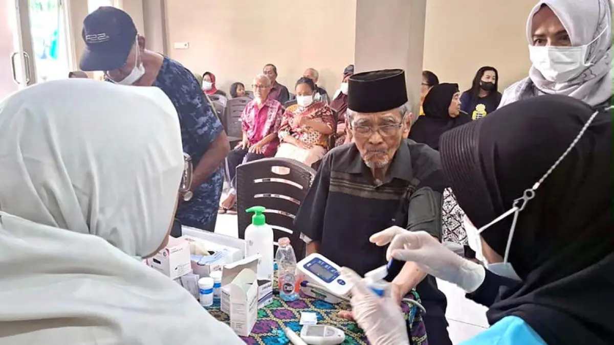 DIGENCARKAN: Puluhan warga mengantre untuk mengikuti tahap skrining TBC di Kantor Kelurahan Tanjungrejo, kemarin (22/8). (Nabila Amelia/Radar Malang)&nbsp;