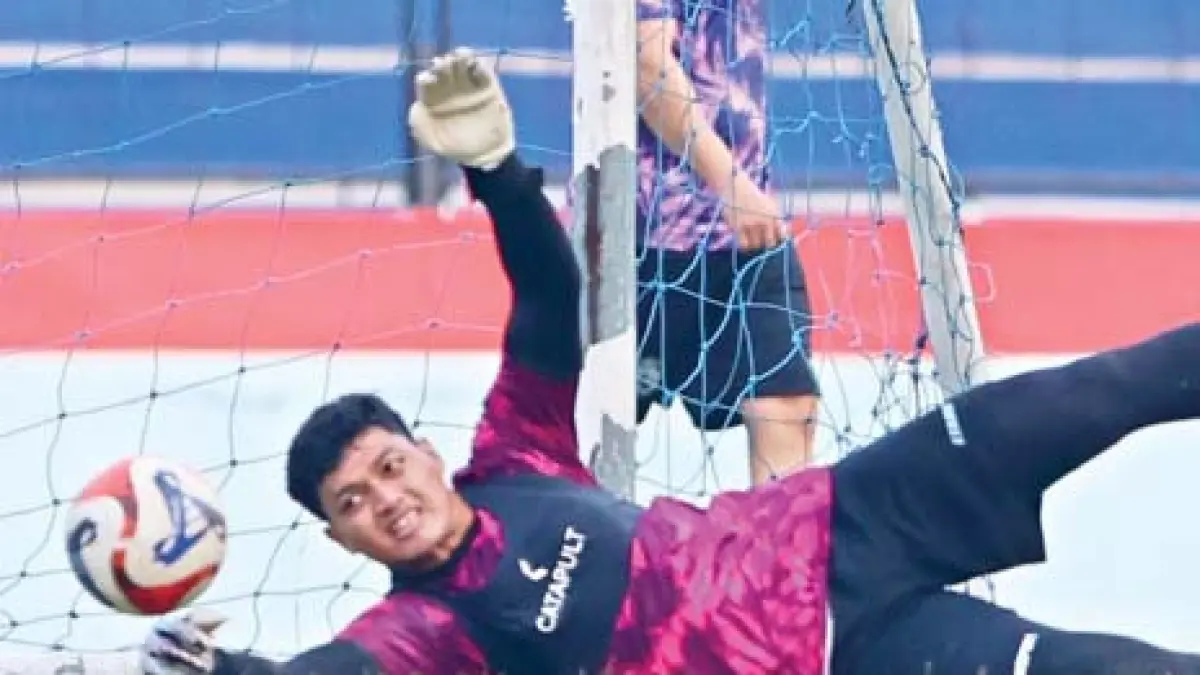 ENGGAN TERLENA: Kiper Arema FC Adi Satryo mengasah kemampuan refleks dalam sesi latihan di Stadion Gajayana.