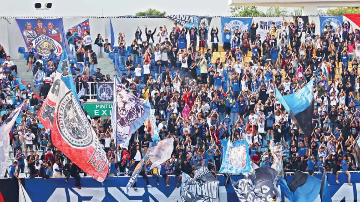 EUFORIA LAGA MENINGKAT: Aremania memberikan dukungan dalam laga BRI Super League musim lalu.