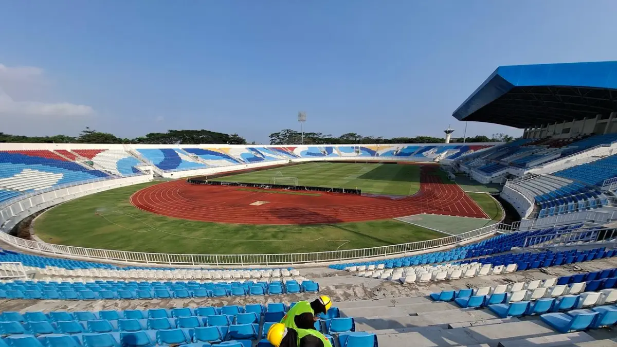 FASILITAS OLAH RAGA: Beberapa pekerja memperbaiki beberapa area yang rusak di Stadion Kanjuruhan, Jumat lalu (21/8).