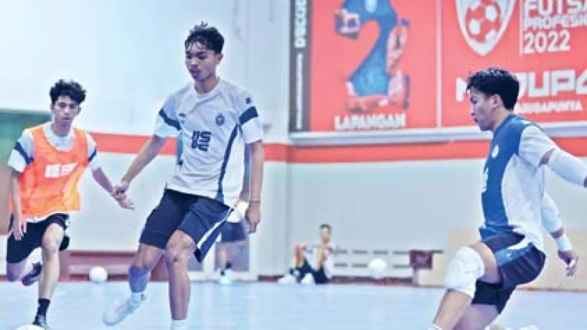 HARUS KERJA KERAS: Alief Gumilang melepaskan umpan dalam sesi latihan di Unggul Sports Center, beberapa waktu lalu.