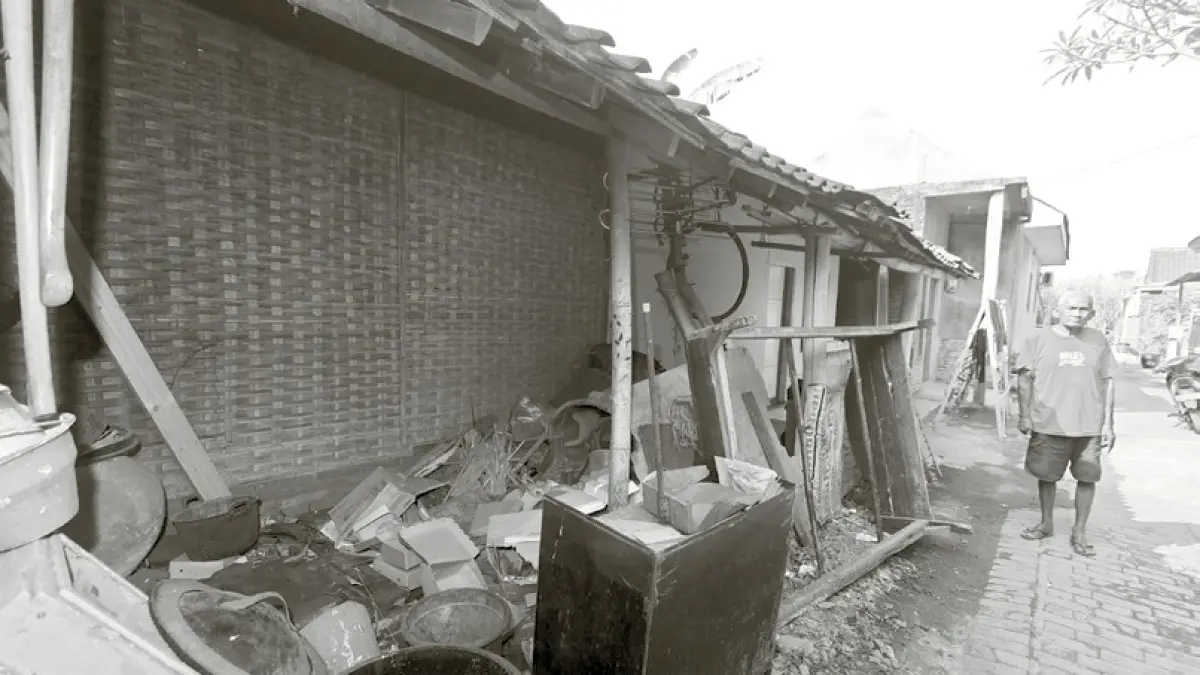 HUNIAN: Rumah Agus di Desa Genengan, Kecamatan Pakisaji masih berdinding anyaman bambu.