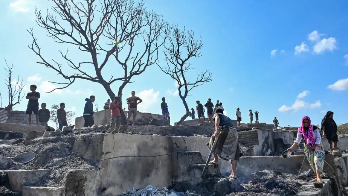 Kebakaran besar melanda salah satu warisan budaya yang menjadi ikon budaya Lombok, Desa Adat Sade di Lombok Tengah, Sabtu (22/8) malam.