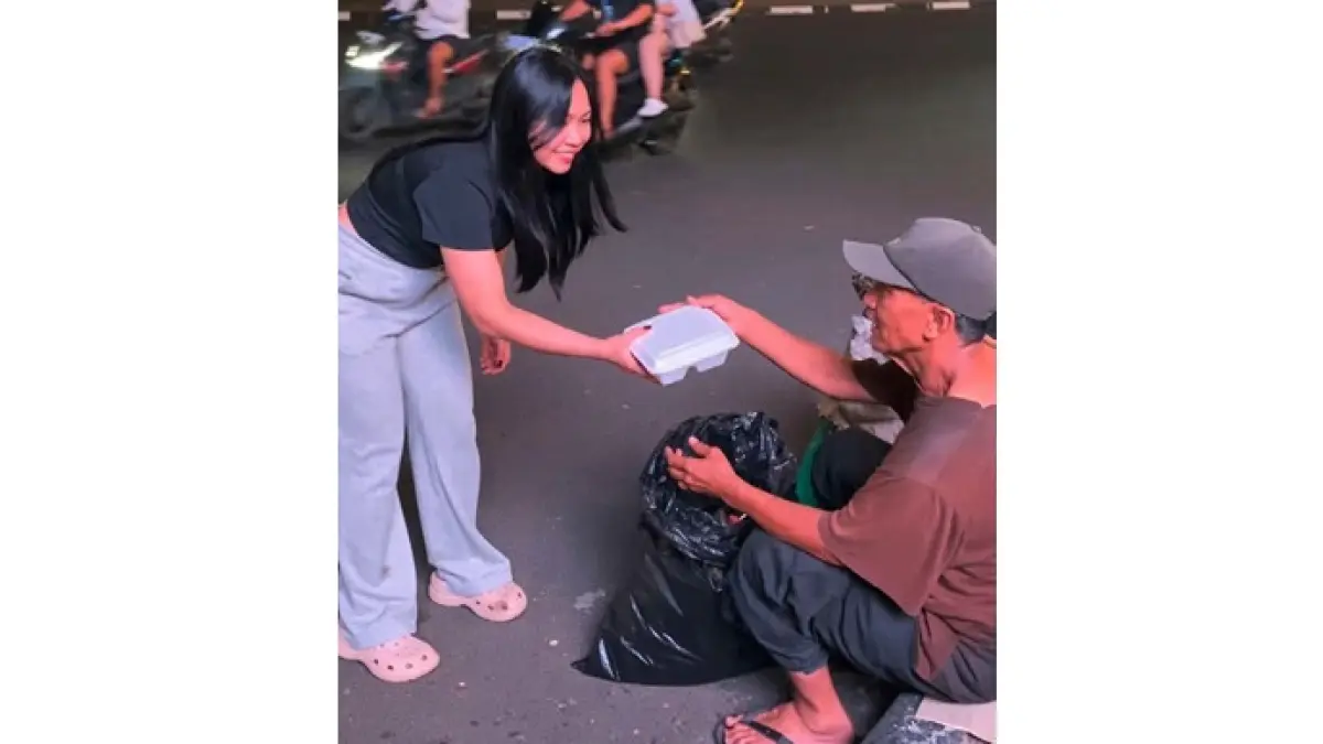 PEDULI SESAMA: Anggota Nasi Darurat Malang membagikan nasi kotak kepada tunawisma di daerah Klojen.