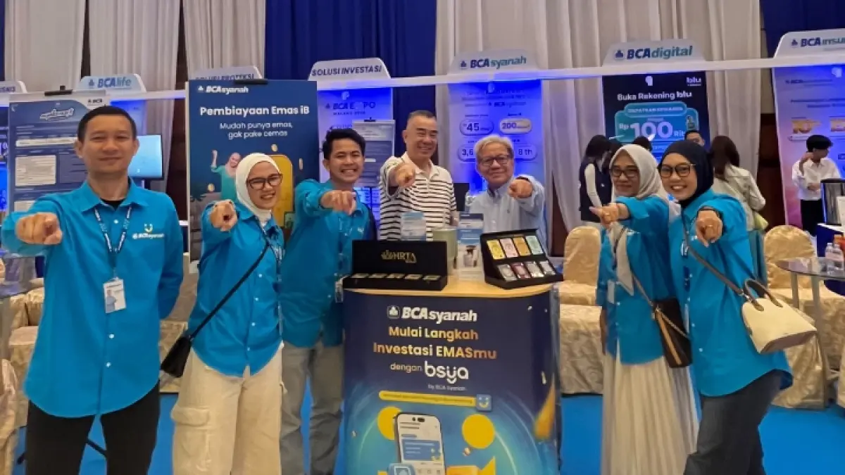 PERLUAS LITERASI: (Tiga dari kiri) Kepala KCP BCA Syariah Malang, Rachmad Widarto bersama &nbsp;Kepala KCP BCA Syariah Sungkono Surabaya, Sony Ukar Dinata (empat dari kiri) dalam Expo BCA Malang.