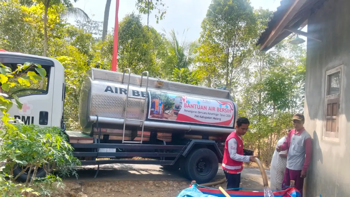 Personel PMI Kabupaten Malang mendistribusikan air bersih kepada warga di Kecamatan Donomulyo pada Sabtu (22/8) lalu. (BPBD Kabupaten Malang for Radar Kanjuruhan)