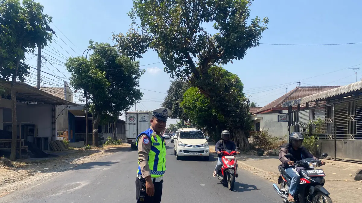 Personel Satlantas Polres Malang melakukan olah TKP kecelakaan di Jalan Raya Slorok, Kecamatan Kromengan, Sabtu (22/8). (Satlantas Polres Malang for Radar Kanjuruhan)