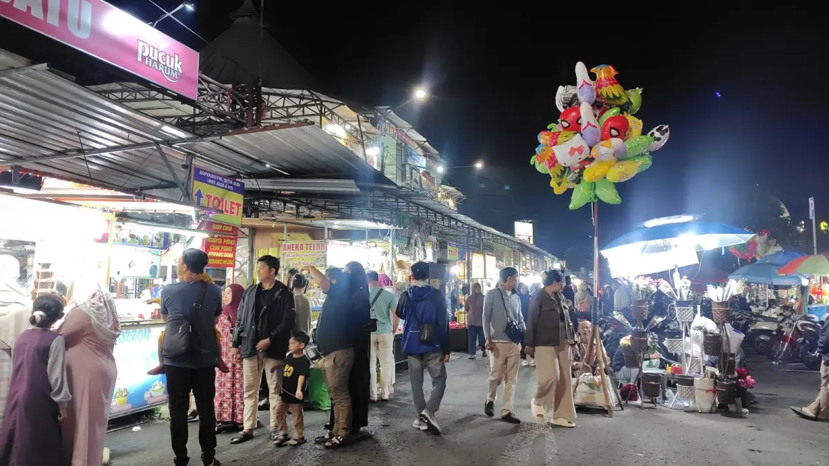 RAMAI: Suasana lapak pedagang kaki lima (PKL) di Pasar Laron, Alun-Alun Kota Batu.