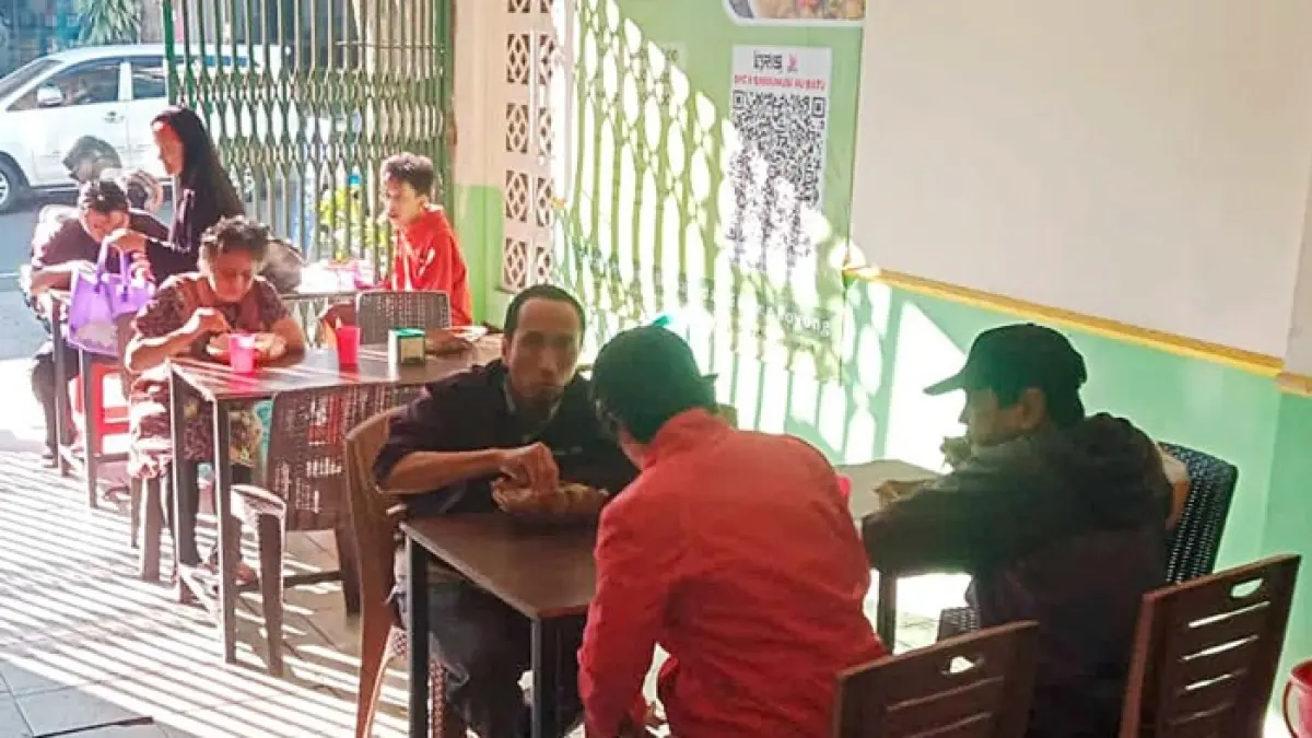 RAMAI: Warga menyantap hidangan yang dibuat Griyo Dahar Sarikat Buruh Muslimin Indonesia (Sarbumusi) Kota Batu.