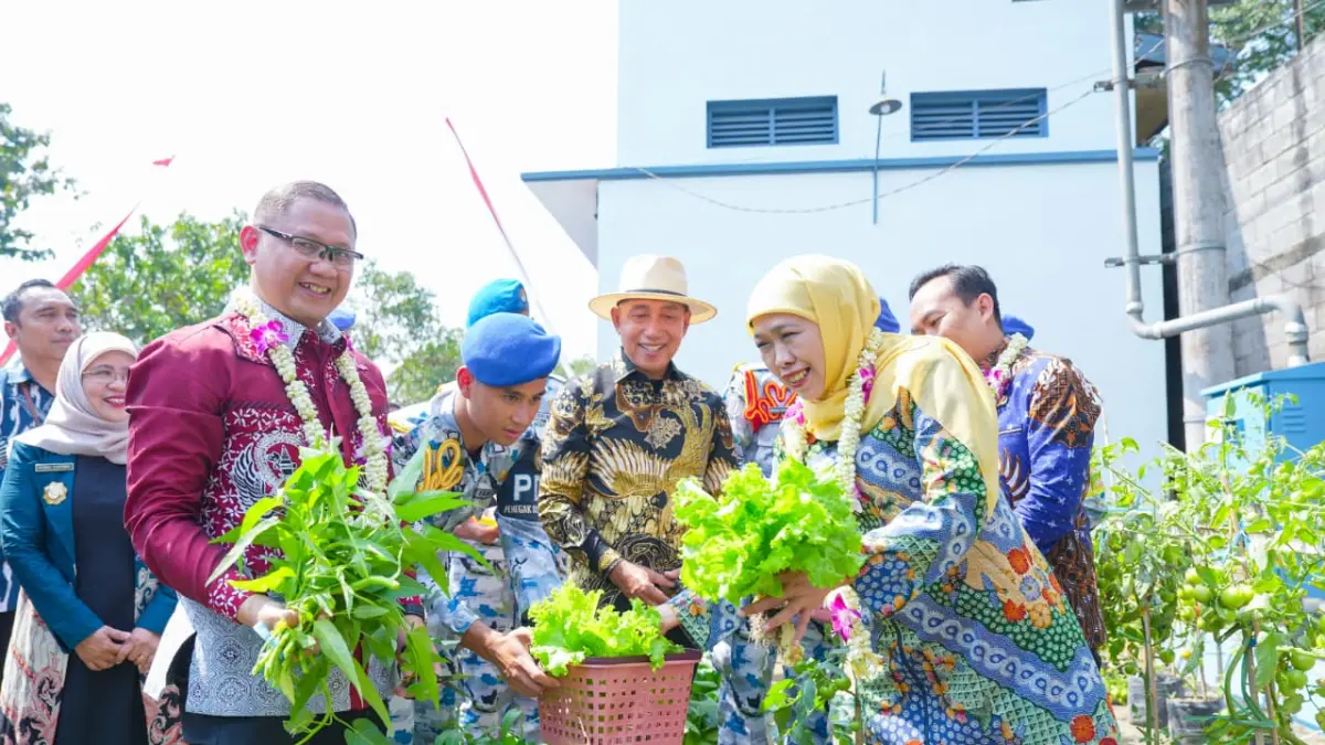 SEGAR: Gubernur Jawa Timur Khofifah Indar Parawansa memanen hasil program Sekolah Inovatif Ketahanan Pangan (SIKAP) di sela kegiatan peresmian fasilitas baru dan hasil rehabilitasi SMAN Taruna Nala Jawa Timur, Kota Malang, Kamis (20/8).&nbsp;