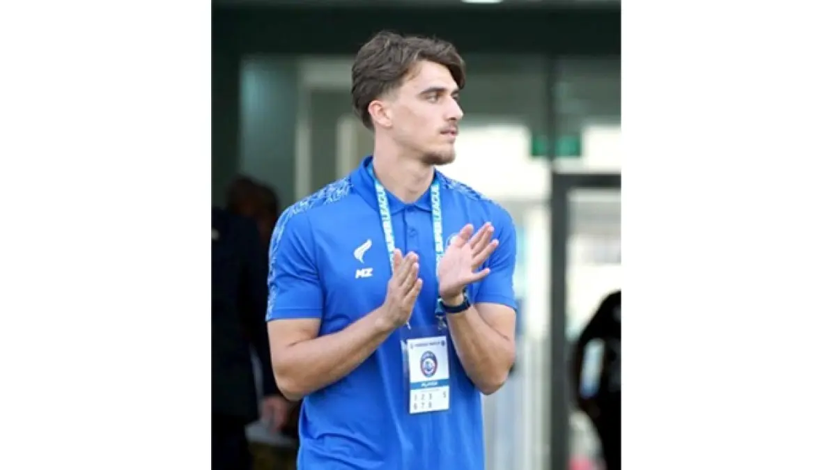 TAMBAHAN DI LINI DEPAN: Striker Mauro Zijlstra menyapa para suporter yang hadir di Stadion Kanjuruhan, kemarin sore.