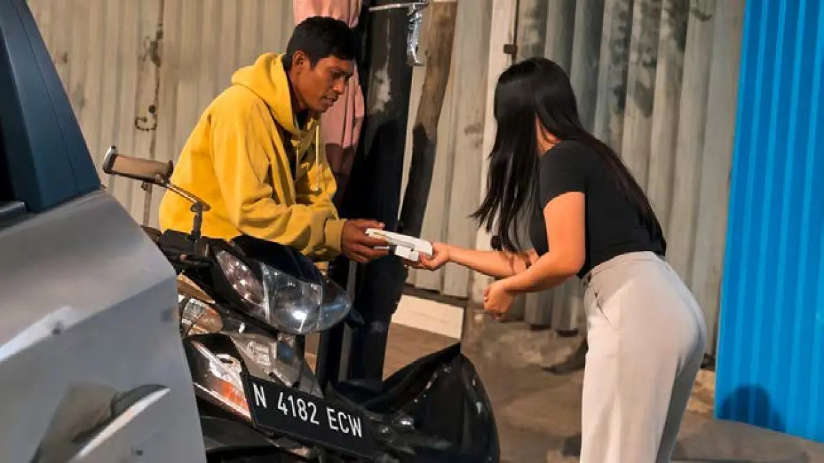 TURUN KE JALAN: Anggota Nasi Darurat Malang membagikan makanan gratis kepada warga di pinggir jalan beberapa waktu lalu.