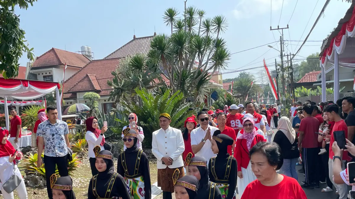 Wali Kota Malang Wahyu Hidayat menghadiri jalan sehat peringatan hari kemerdekaan RI di Perumahan Taman Sulfat (ANDIKA SATRIA PERDANA/RADAR MALANG)