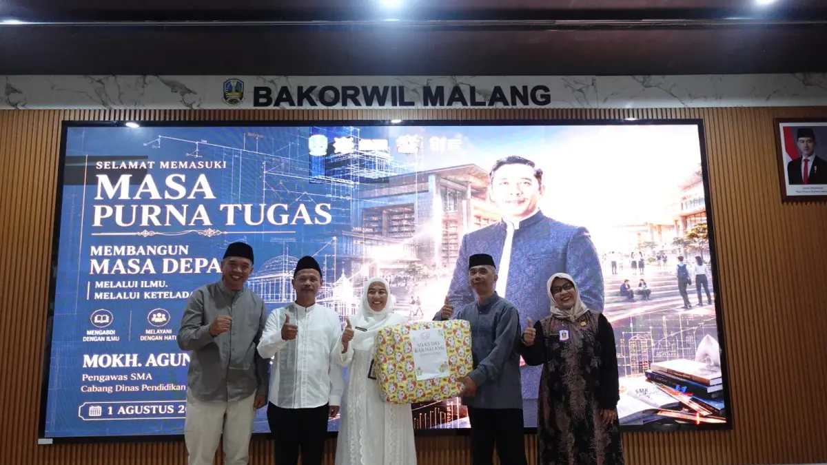 APRESIASI : Kenang-kenangan dari MKKS SMA dan SMK Negeri Kabupaten Malang kepada Pengawas SMA Cabdindik wilayah Kabupaten Malang Mokh. Agus Santoso SPd MPd yang memasuki masa purna bakti.