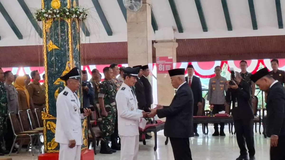 Bupati Malang H M. Sanusi (kanan) melantik dua kades hasil PAW. (Biyan Mudzaky Hanindito/Radar Malang)