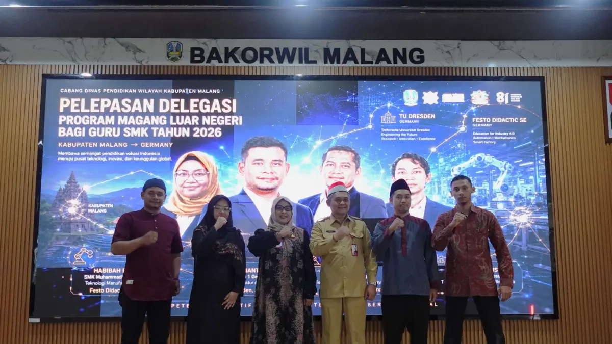 KOLABORASI : Kebersamaan Kepala Bakorwil Malang Asep Kusdinar SHut MH dan Kepala Cabdindik Kabupaten Malang Dwi Anggraeni SPd MPd (tengah) saat pelepasan delegasi program magang ke Jerman.