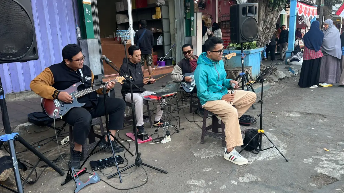 MAKIN SERU: Pertunjukan musik di Pasar Klojen.&nbsp;