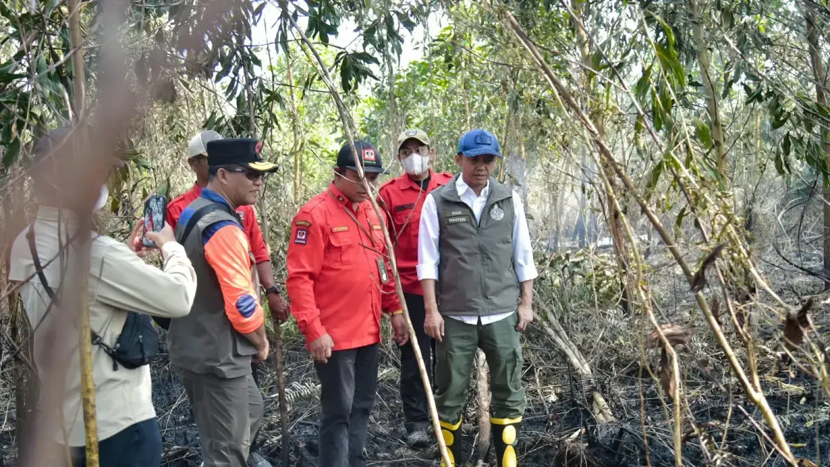 Menteri Kehutanan (Menhut) Raja Juli Antoni saat melakukan peninjauan penanganan karhutla di Kabupaten Banjar, Kalimantan Selatan, Minggu (23/8).
