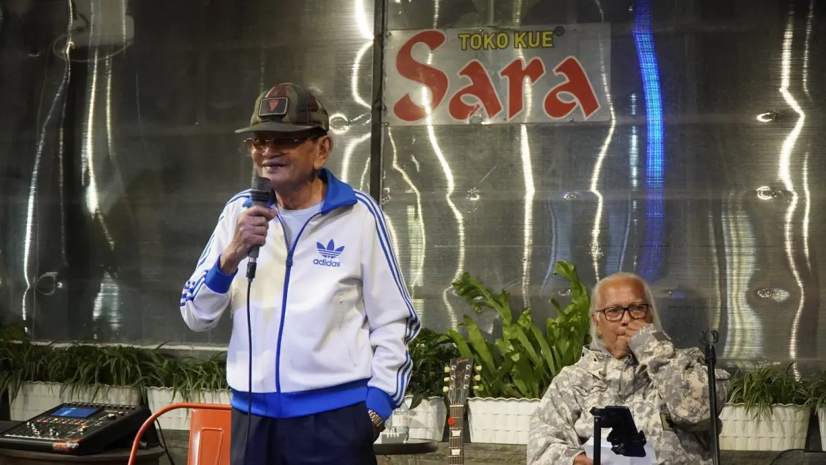MOMEN SPESIAL: Eko Subekti (kiri) memberikan sambutan dalam perayaan hari ulang tahun ke-86 di Toko Kue Sara, Kota Malang, pada Minggu lalu (23/8).