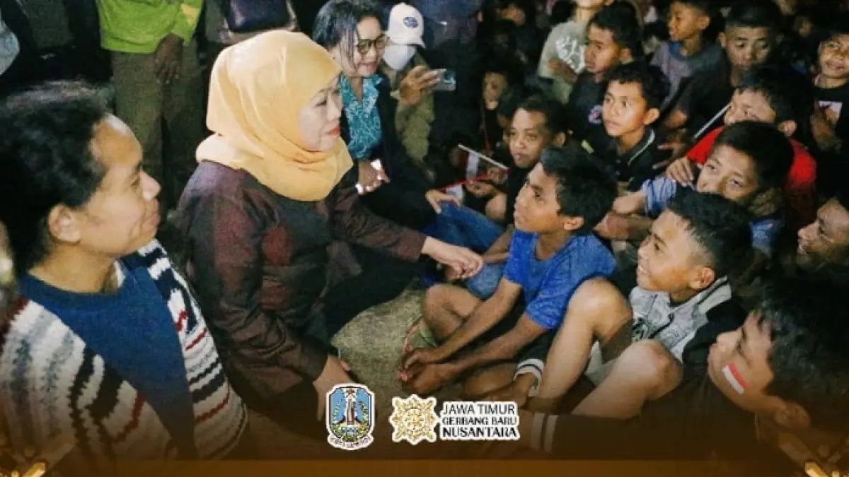 PEDULI: Gubernur Jawa Timur Khofifah Indar Parawansa mengajak anak-anak terdampak gempa bumi di Flores, Nusa Tenggara Timur (NTT), untuk bangkit kembali berani bermimpi dan menatap masa depan.