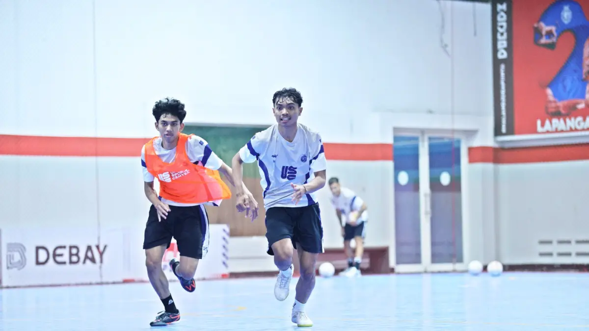 PENUHI REGULASI: Ali Tuqa Syahidan (kiri) dan Alief Viandra Gumilang berlari merebut bola dalam sesi latihan tim, kemarin