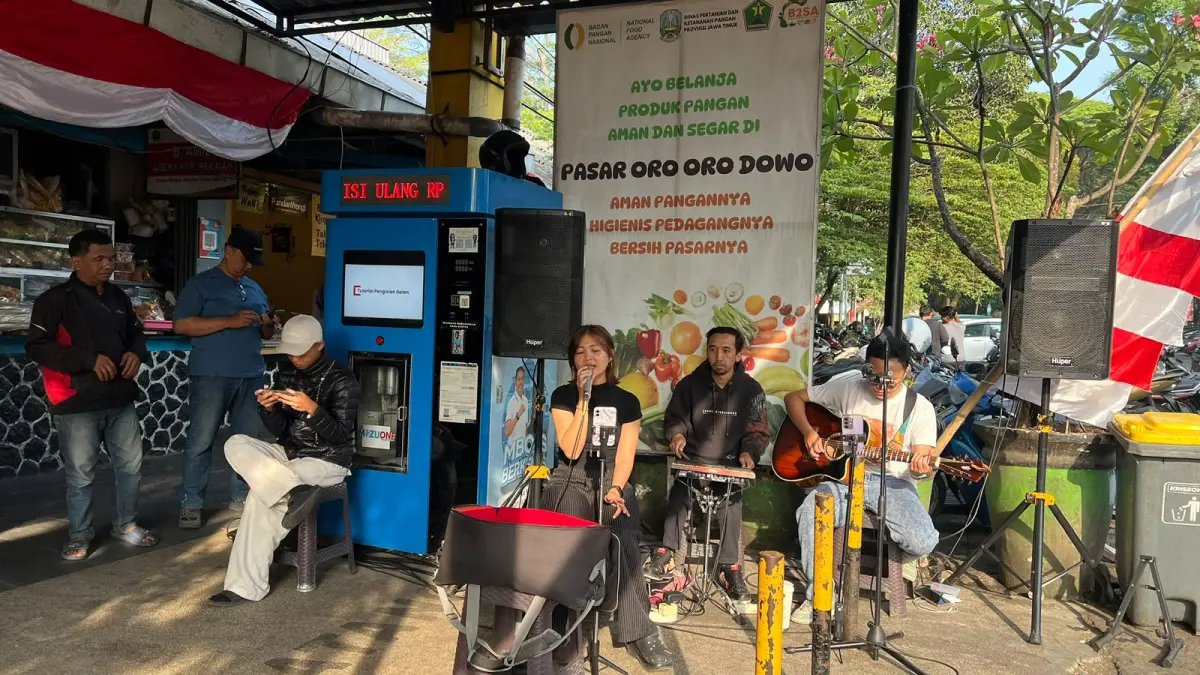 SEMARAK: Penampilan energik band di Pasar Oro-Oro Dowo.