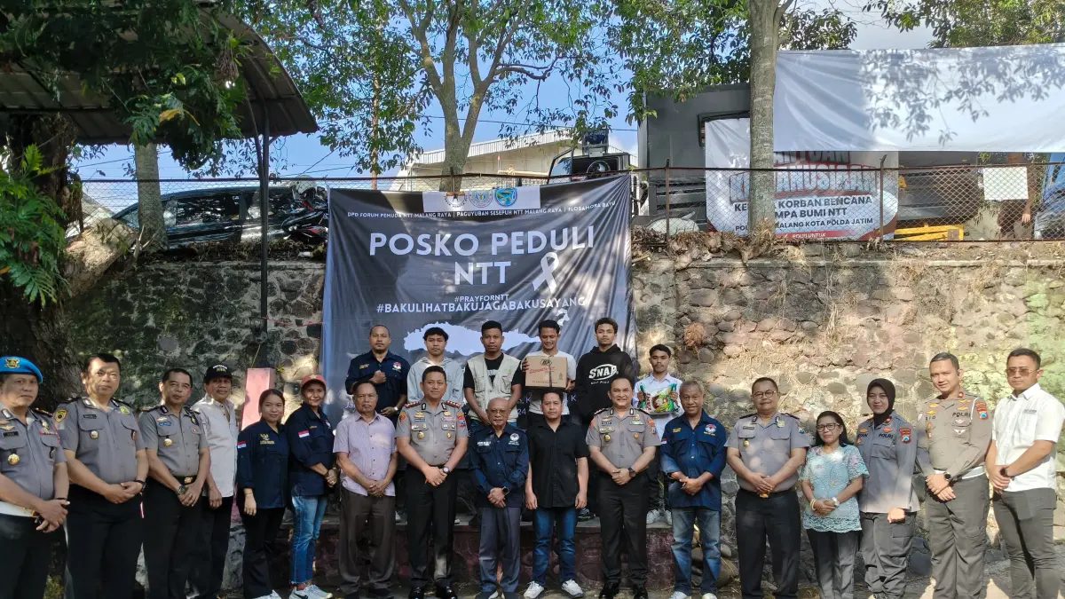 TERJUN LANGSUNG: Penyerahan bantuan oleh Kapolresta Malang Kota Kombes Pol. Danang Setiyo Pambudi Sukarno.