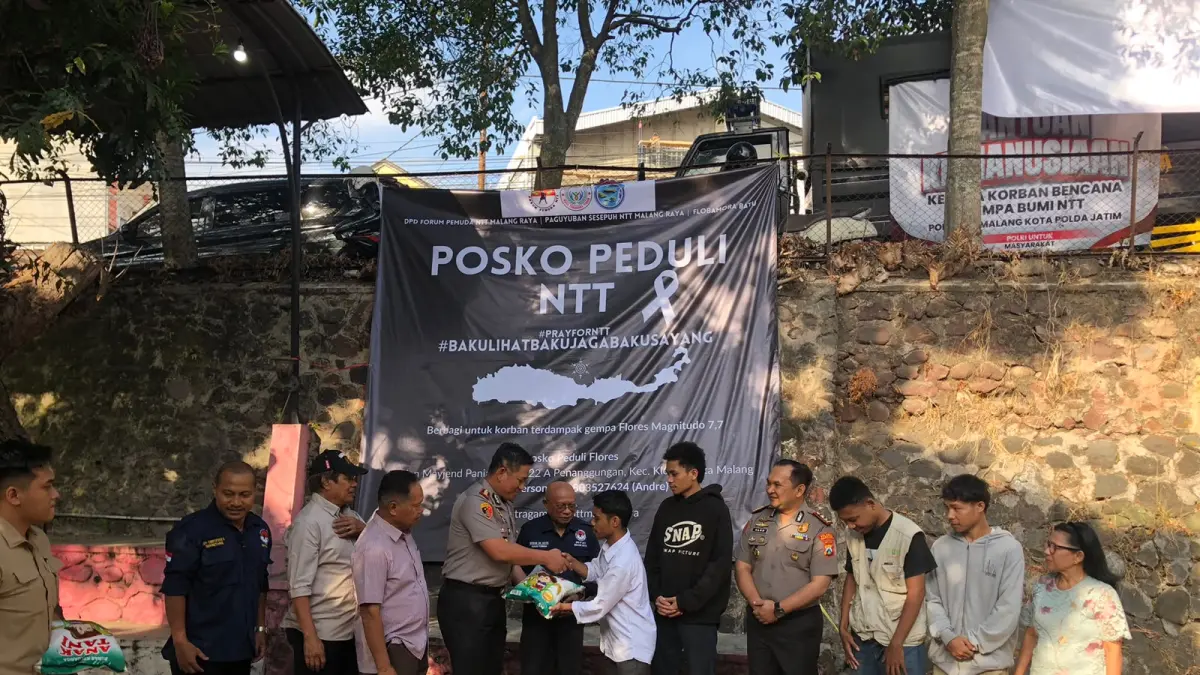 TERJUN LANGSUNG: Penyerahan bantuan oleh Kapolresta Malang Kota Kombes Pol. Danang Setiyo Pambudi Sukarno.