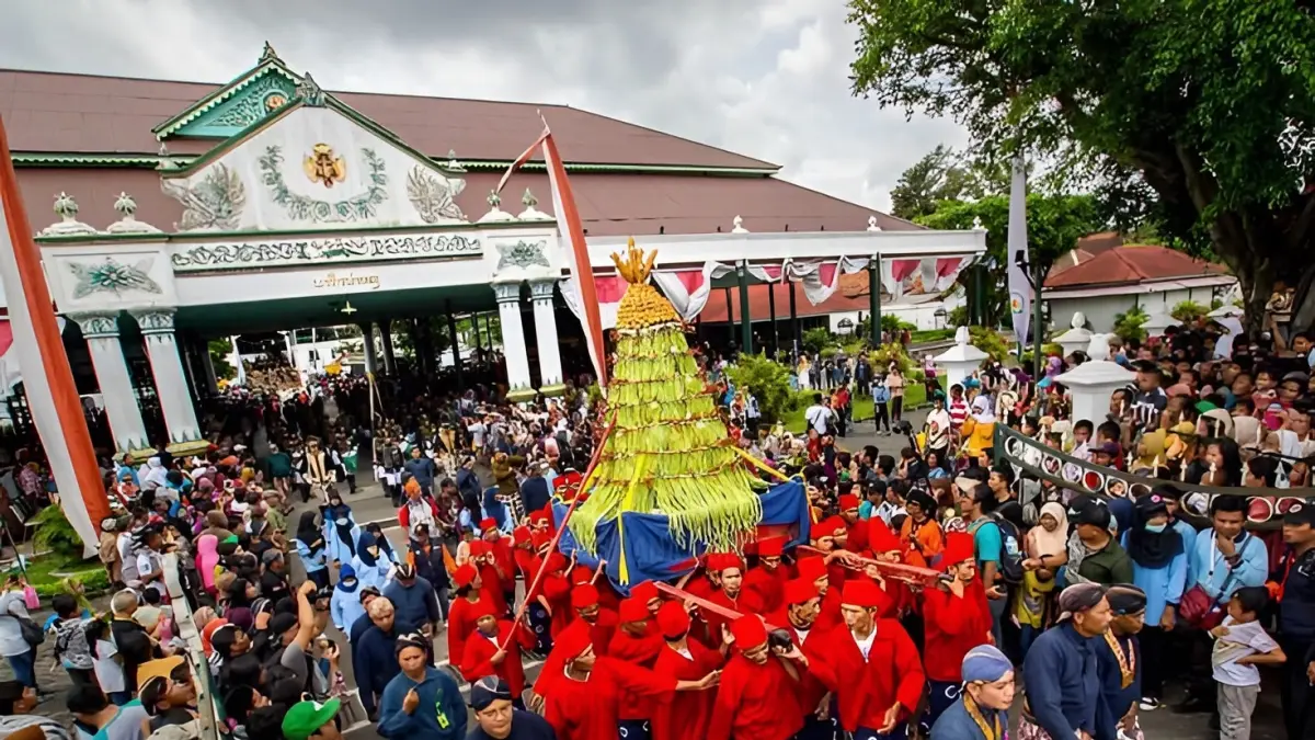 Tradisi Maulid Nabi dari daerah Solo, yaitu Grebeg Maulud. (Pinterest/@Kamila) 
